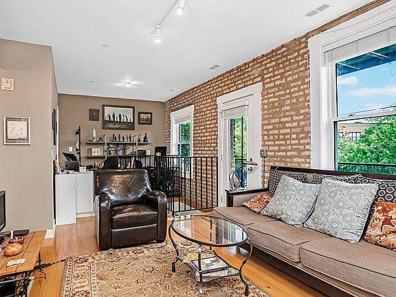 2nd image of 2537.5 Prairie Ave #1N