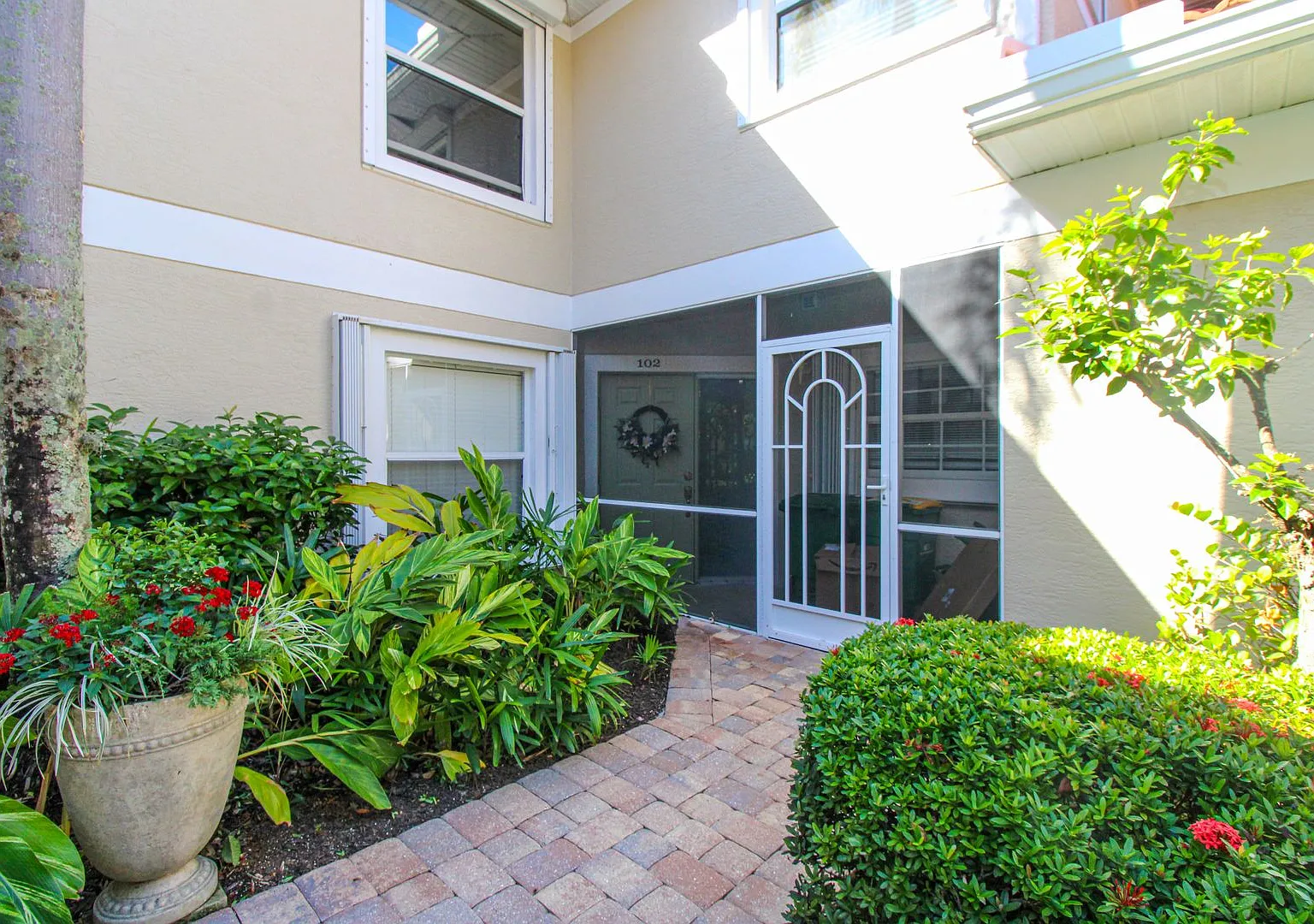 Beautiful** First-Floor Condo In The Heart Of North Naples Seasonal Rental — Photo 4