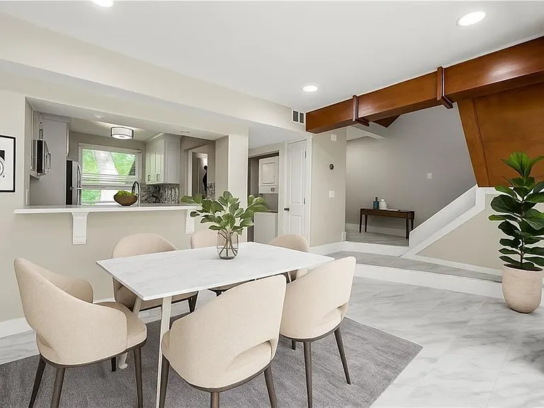 1009 Riverbend Club Dr SE — Photo 3