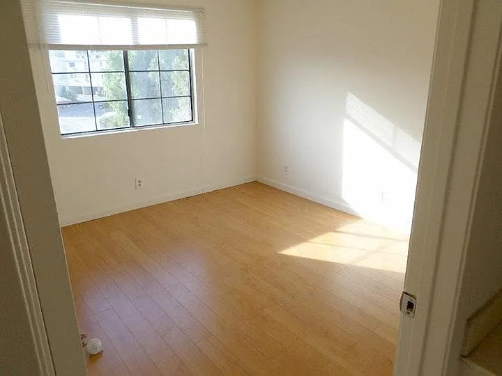 12280 Osborne St — Photo 8