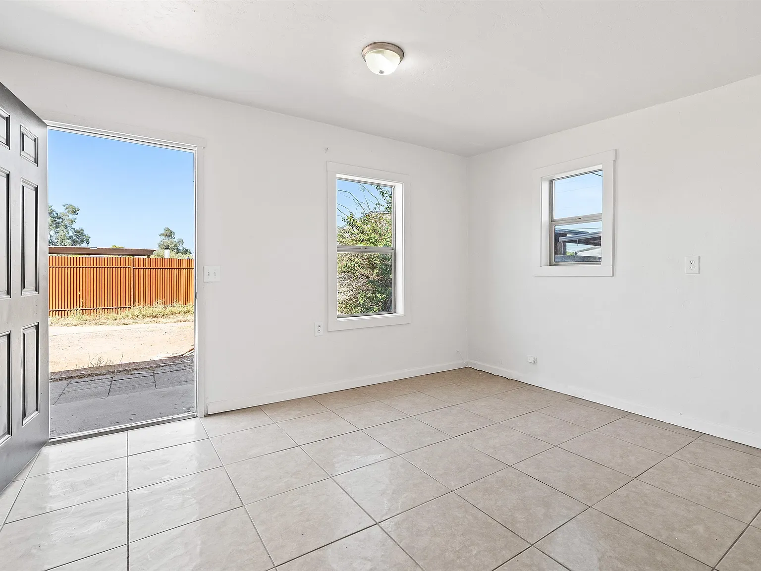 3 bed, 865 sqft, $1,190 — Photo 3