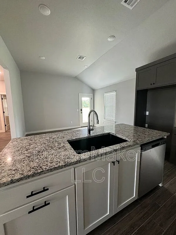 4 bed, 2.0 bath, 1742 sqft, $2,195 — Photo 4