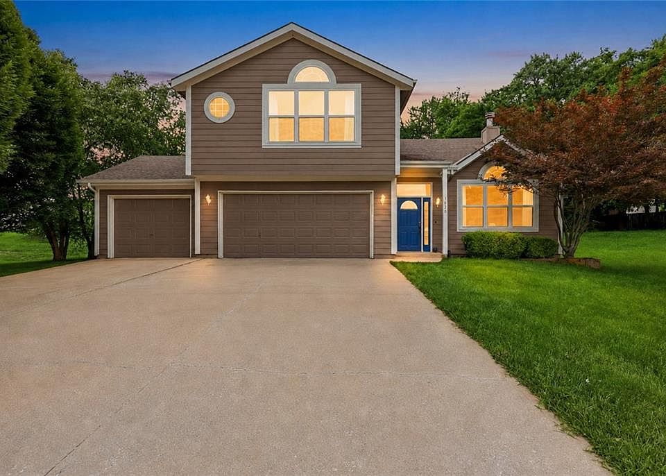 1st image of 720 SE James Cir