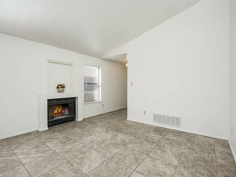 2136 Pioneer Ave — Photo 14