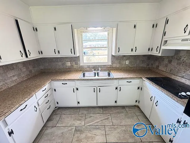 1114 Retlaw St NW — Photo 4