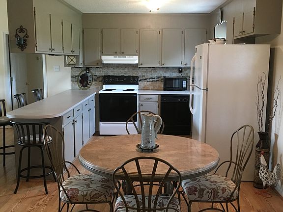 3rd image of 148 Farmview Ln