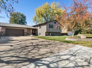 664 Greenway Ave N, Oakdale, MN 55128