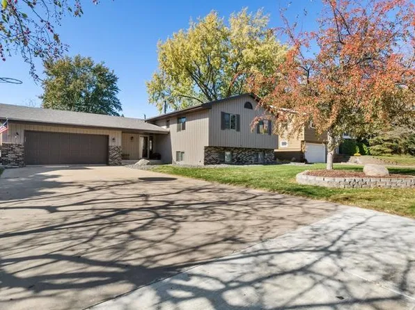 664 Greenway Ave N, Oakdale, MN 55128