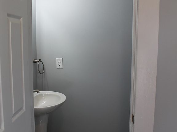 2nd image of 932 Linwood Ave