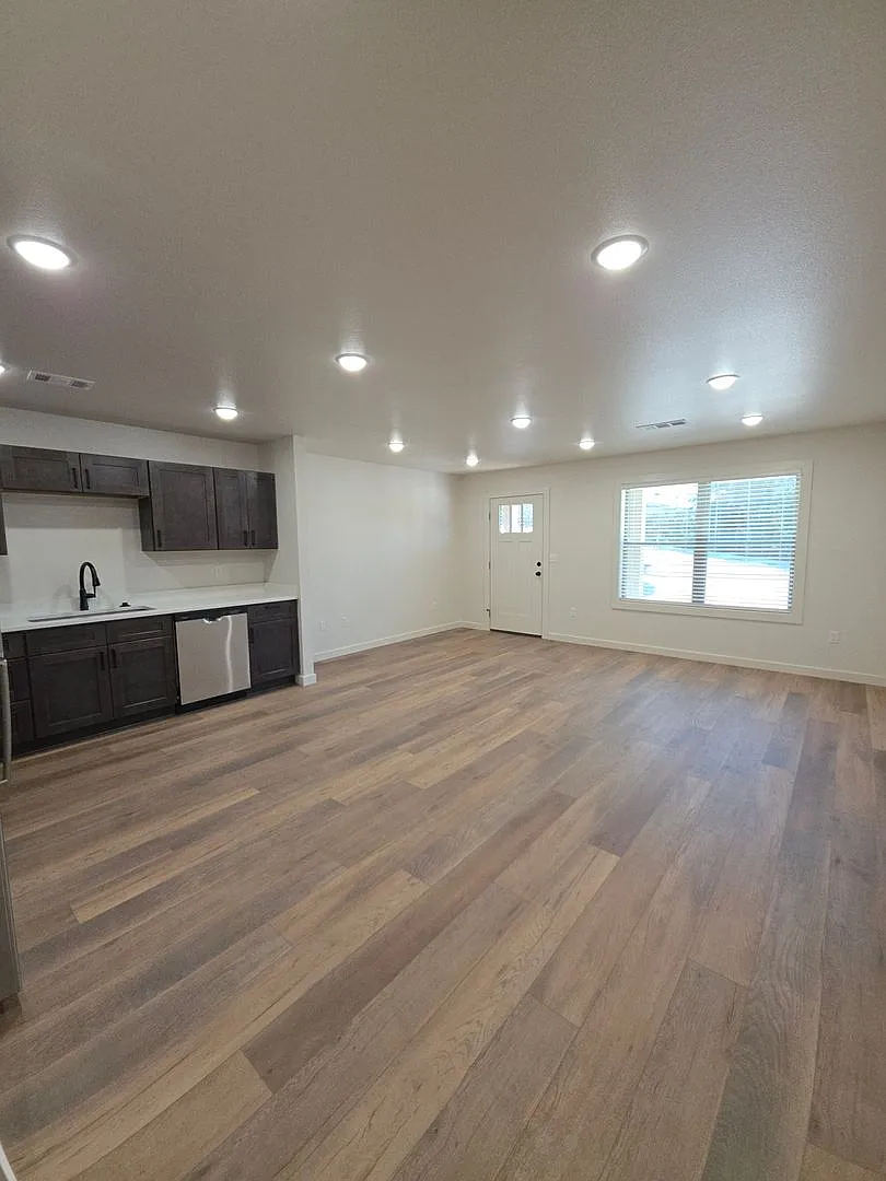 703 West 12th St. — Photo 2