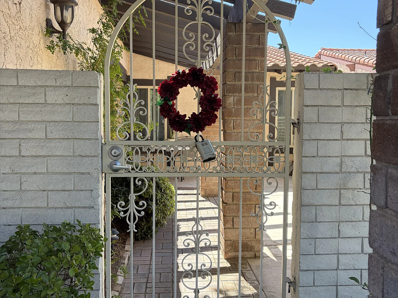 3 bed, 2342 sqft, $2,400 — Photo 2