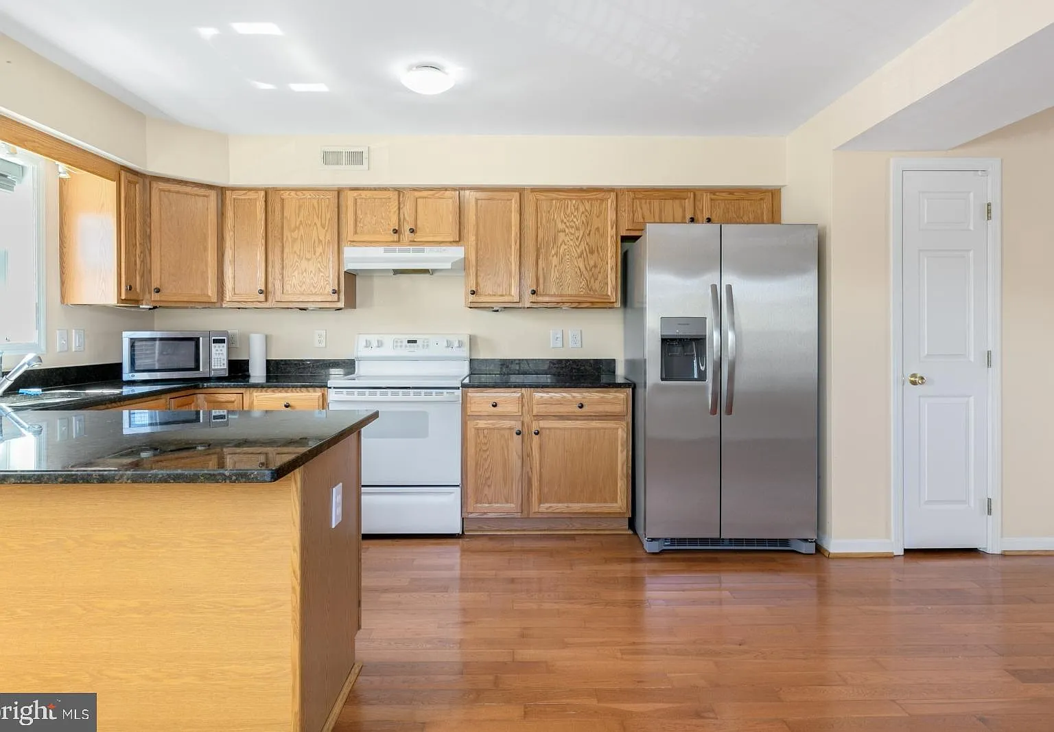 2 bed, 2.5 bath, 1728 sqft, $2,300 — Photo 4