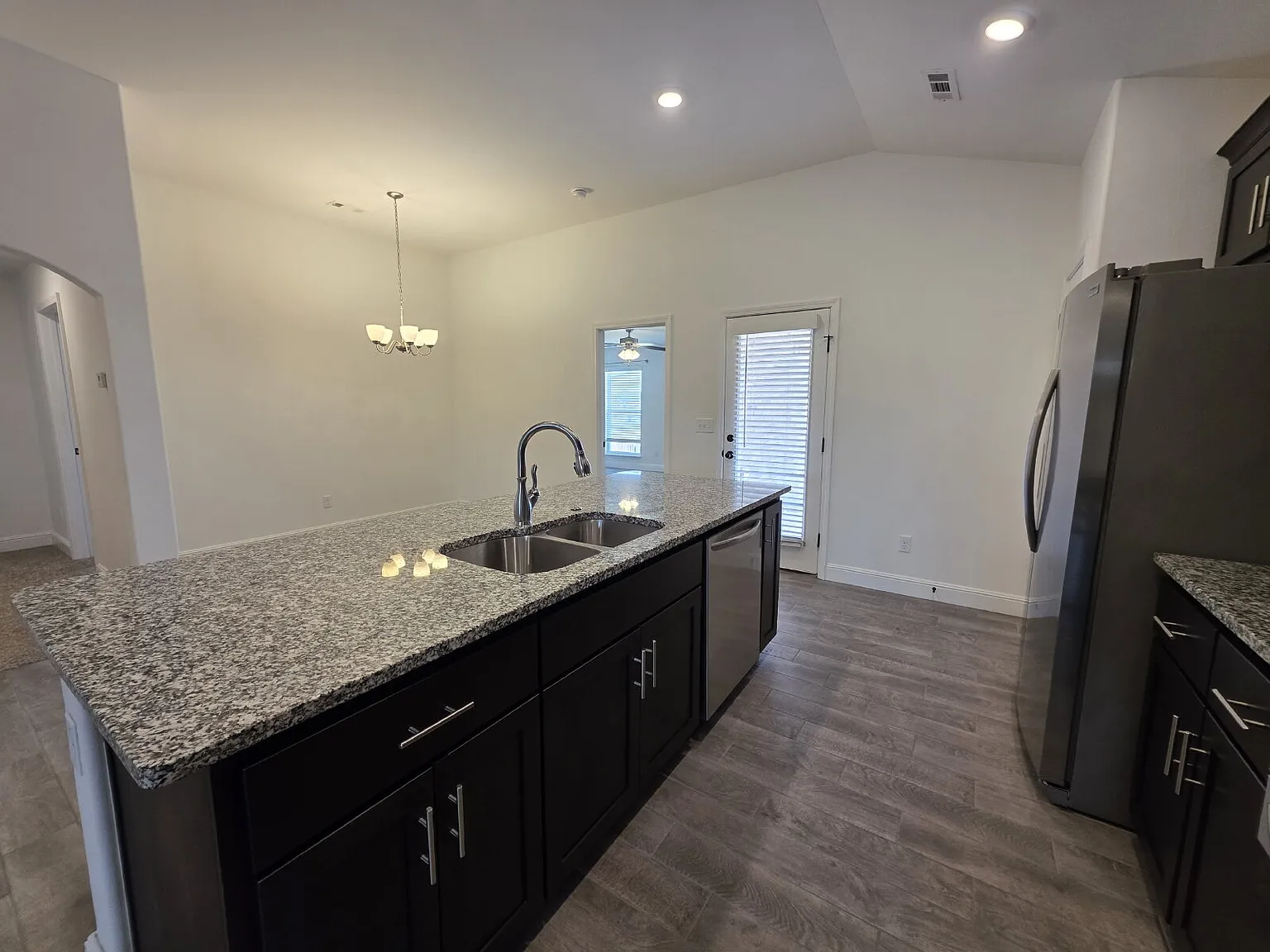 2 bed, 2.0 bath, 1450 sqft, $1,595 — Photo 4