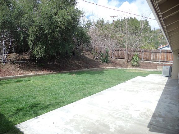 LARGE BACK YARD WITH AUTO SPRINKLERS