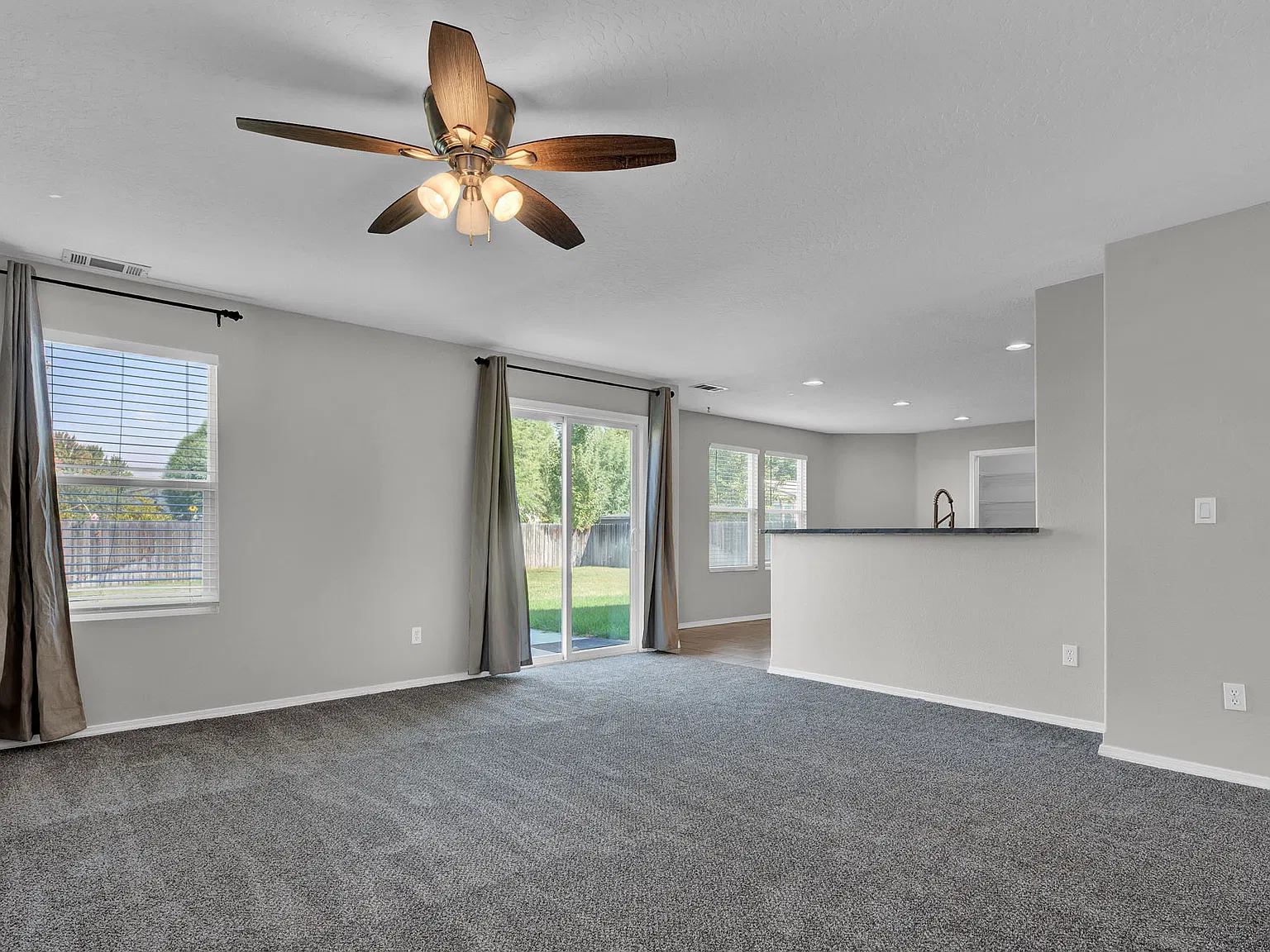 4 bed, 2518 sqft, $2,399 — Photo 4