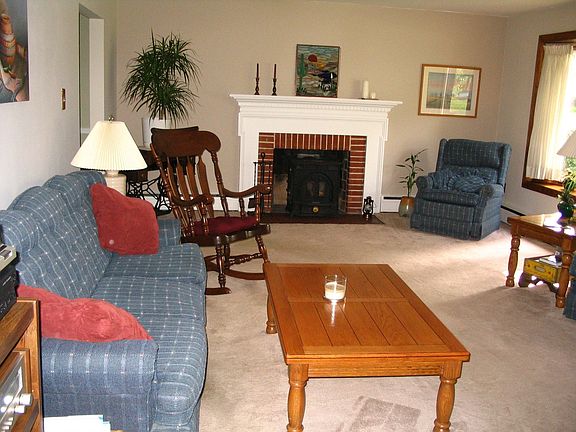 LR w/ wood stove in FP