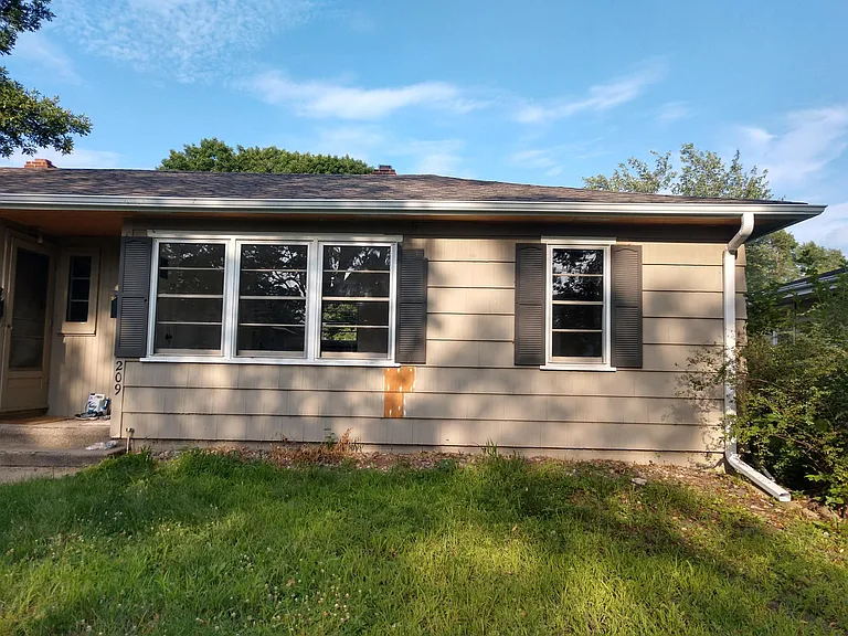 209 SW School St — Photo 8