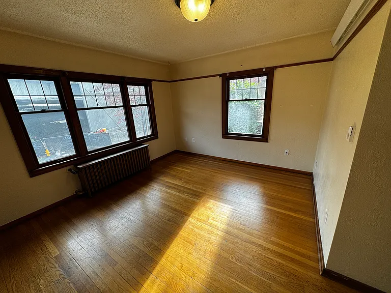 2923 Franklin Ave E — Photo 6