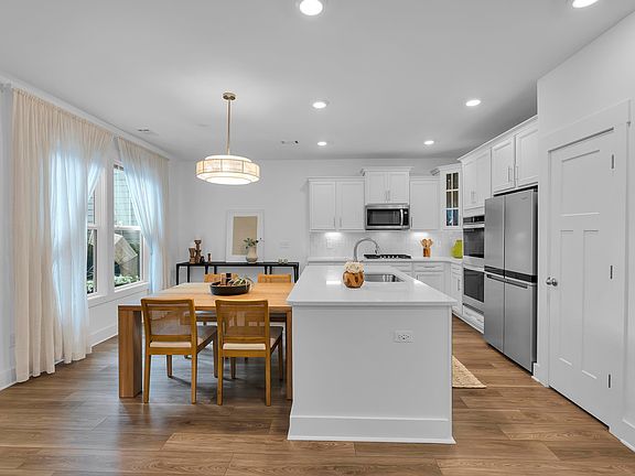 5th image of 48 Elmsley Rd