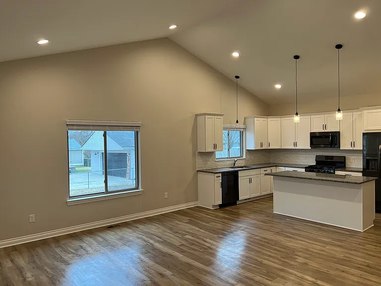 308 E Washington St — Photo 16