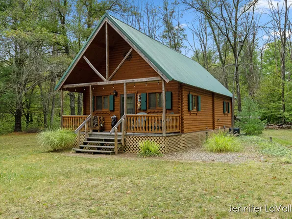 3661 E Gustafson Trl, White Cloud, MI 49349