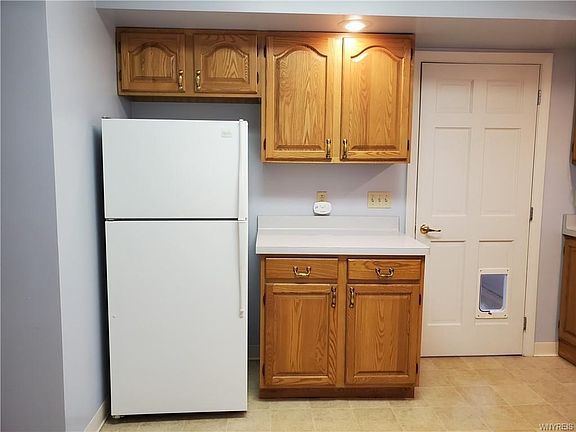 2nd image of 142 Bryant St