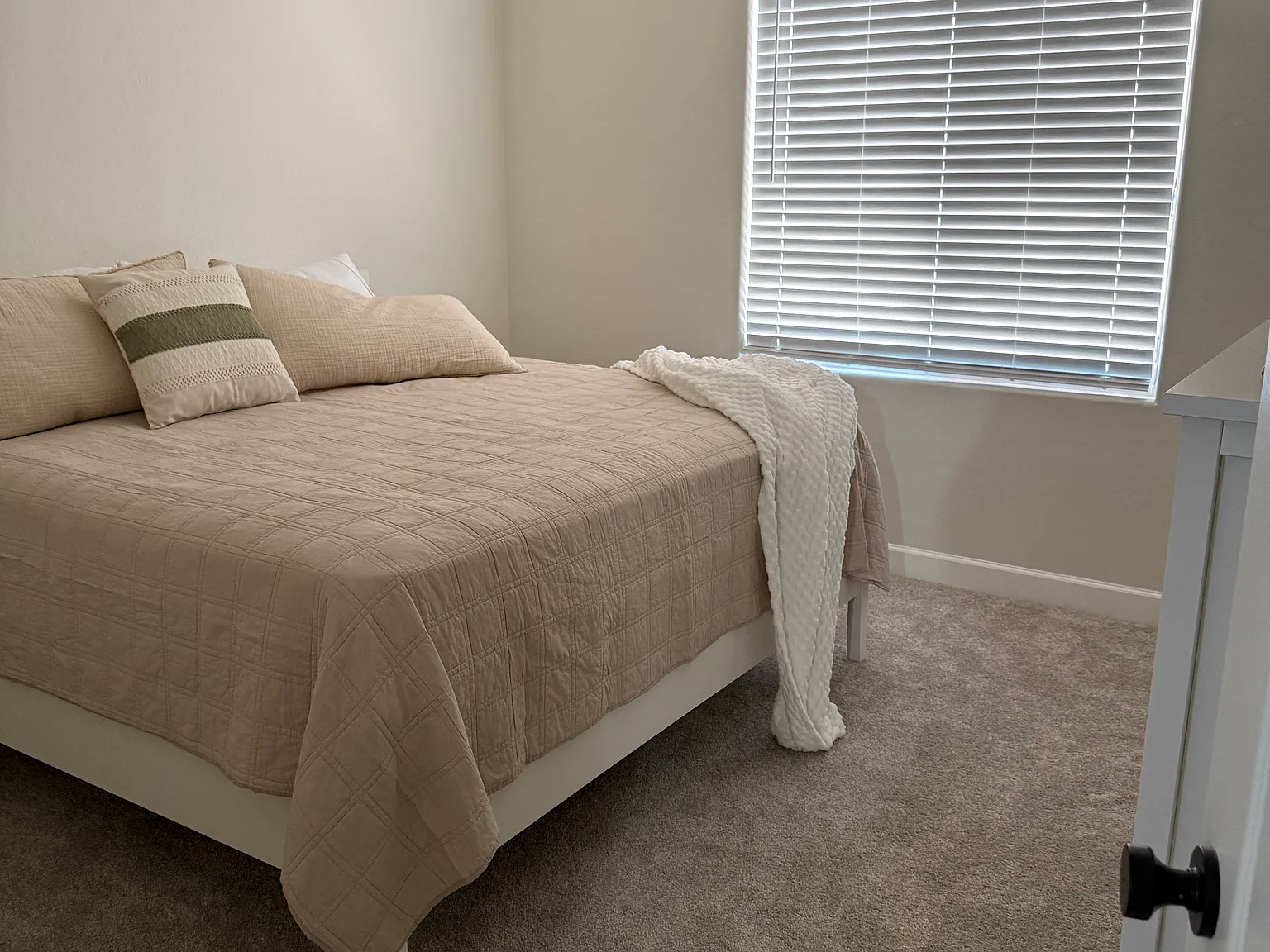 5 bed, 3.5 bath, 3434 sqft, $10,000 — Photo 3