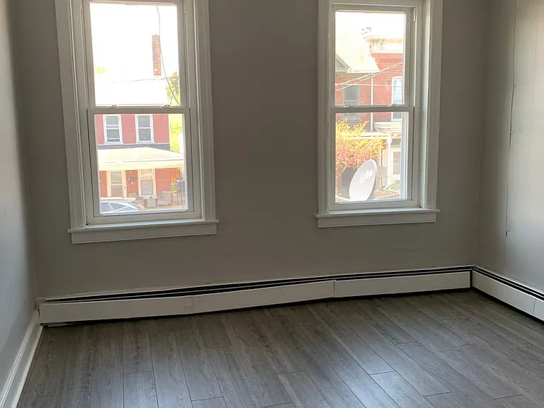 238 E King St — Photo 10