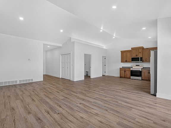 5th image of 404 W 16th St