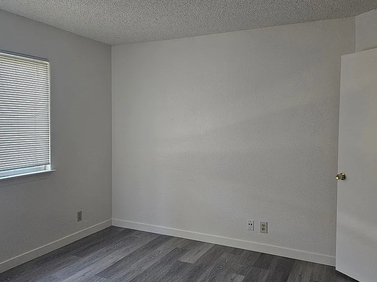 385 Portsmouth Ave — Photo 18