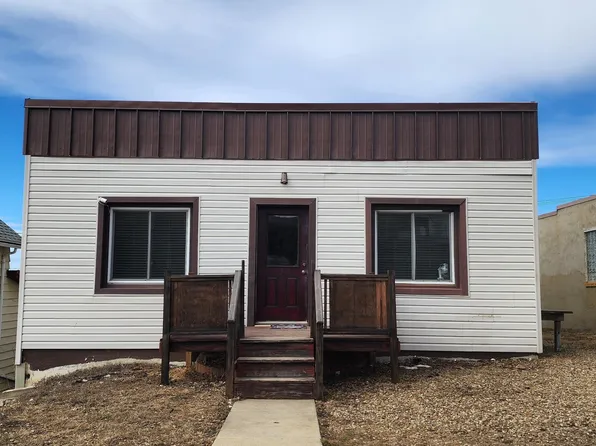 103 6th St S, Hettinger, ND 58639