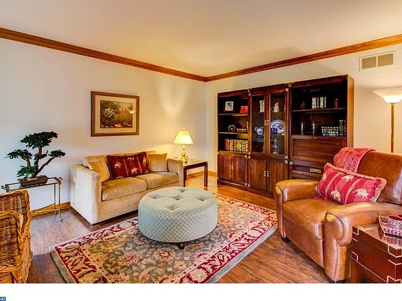3rd image of 411 Laura Ln