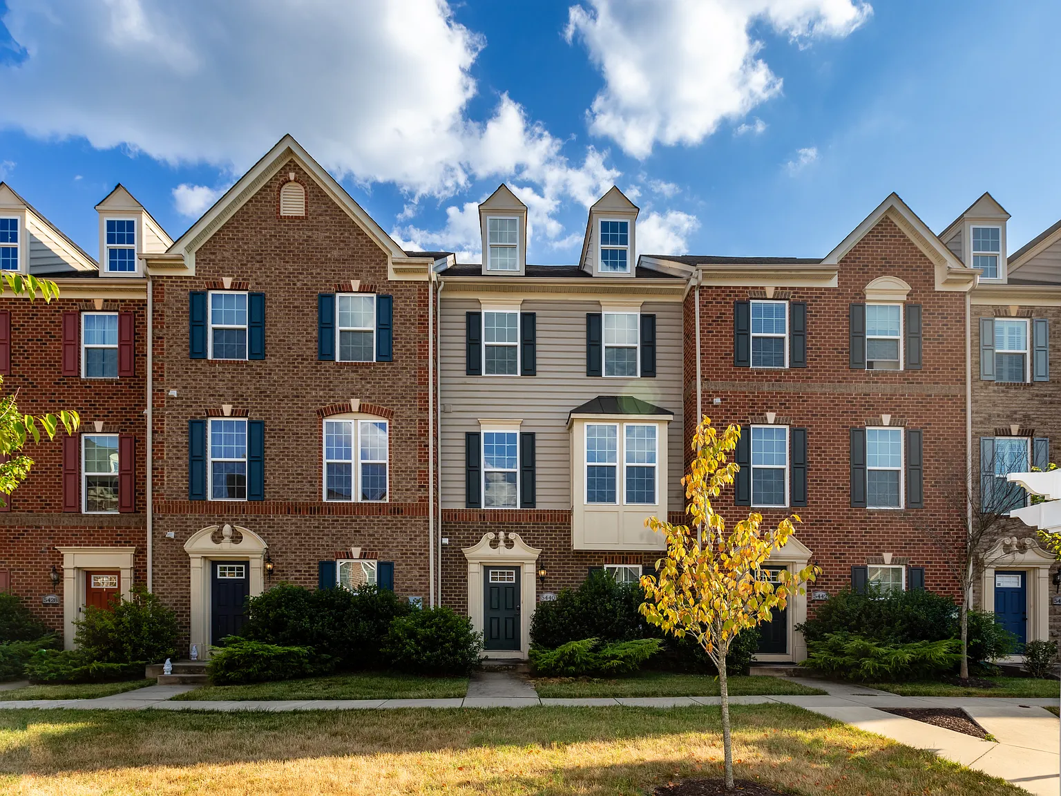 5 bed, 4.5 bath, 2694 sqft, $1,090 — Photo 1