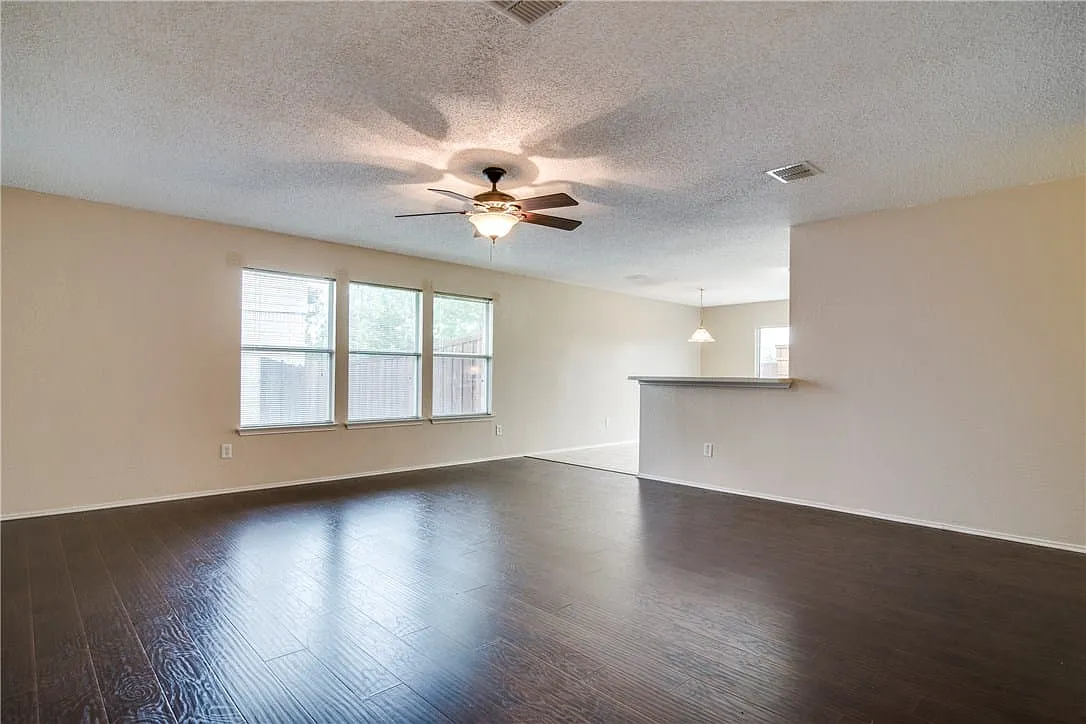 3 bed, 2.0 bath, 1585 sqft, $2,050 — Photo 3