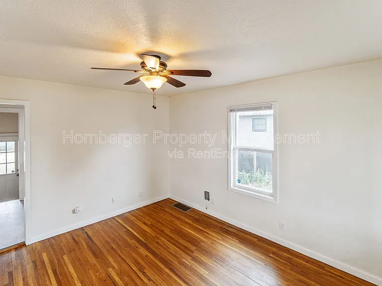 908 E Longfellow Ave — Photo 2
