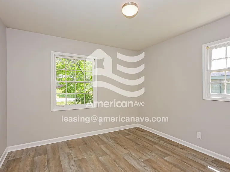 1544681_011_bedroom_11.jpg