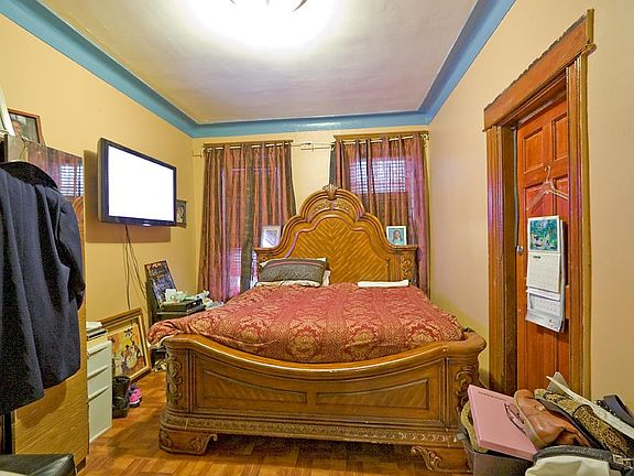 3rd image of 424 Jamaica Ave