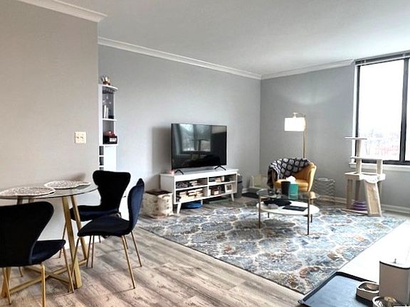 4th image of 2220 Fairfax Dr APT 702