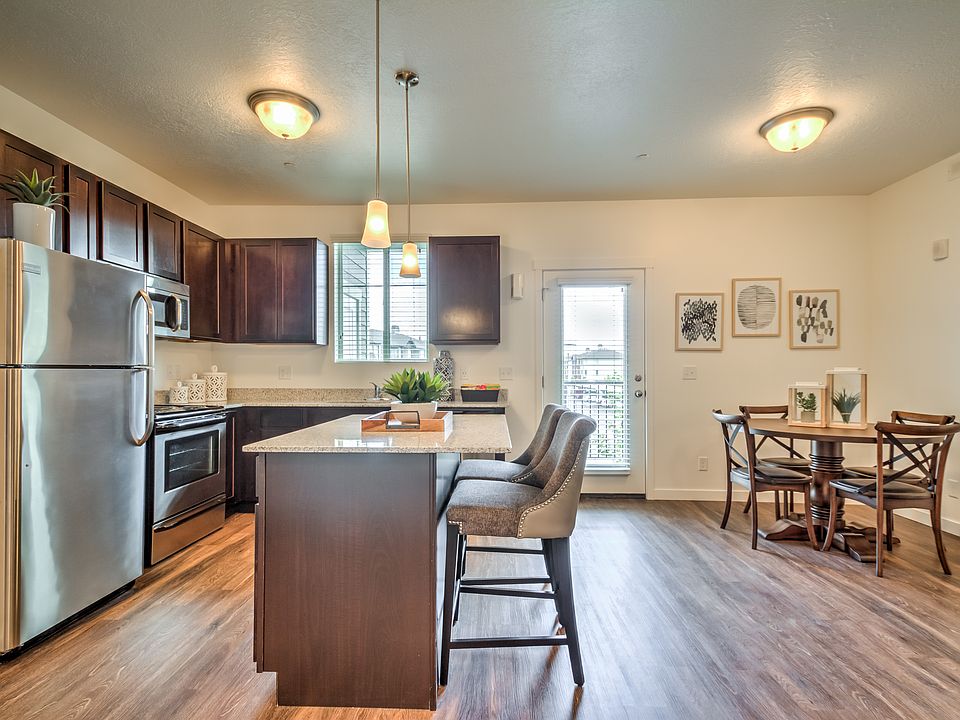 Where style meets functionality. Enjoy a beautifully designed kitchen that's perfect for everything from quick breakfasts to gourmet dinners.