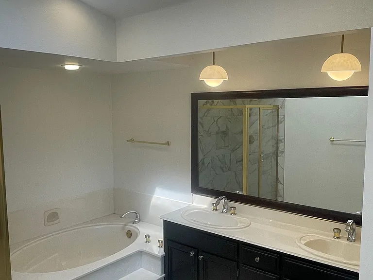 545 Glasgow Cir — Photo 16