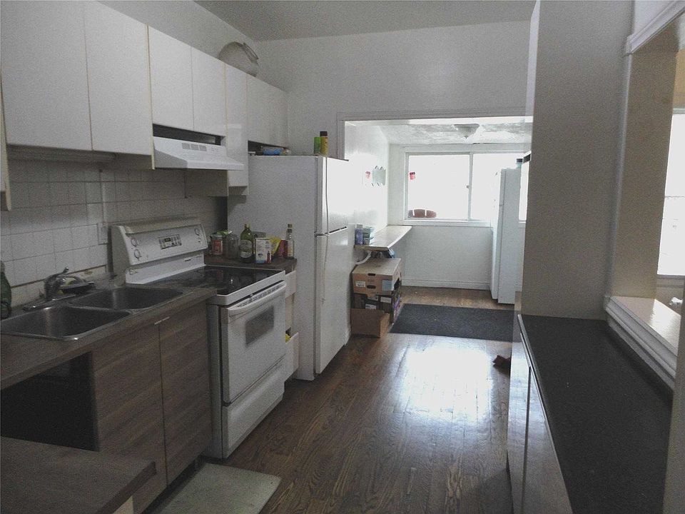 2nd image of 213 Keele St