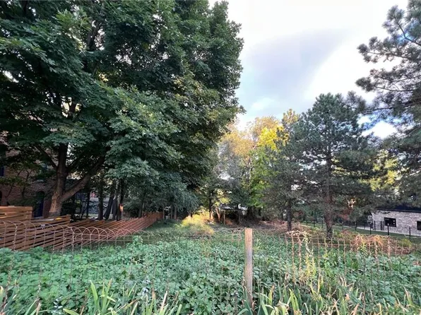 1637 Summit St, Kansas City, MO 64108