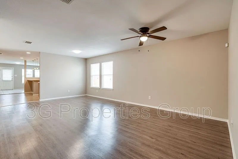 4 bed, 2.0 bath, 2093 sqft, $2,050 — Photo 4