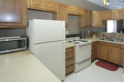 5th image of 205 N Clarendon St
