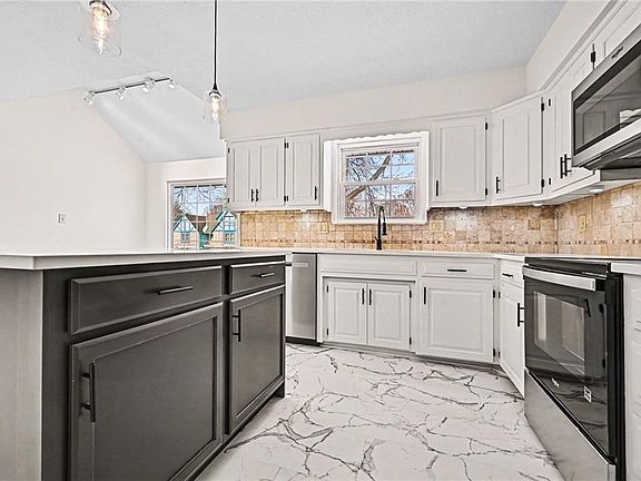 3rd image of 2805 Castle Dr