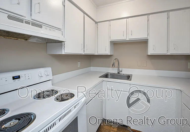Camelot Apartments — Photo 27