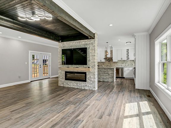 5th image of 2438 Daniels Dr