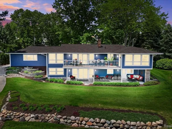 1267 N Lakeview Ln, Highland, MI 48357