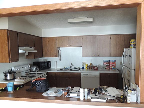 Pass through from living room into kitchen