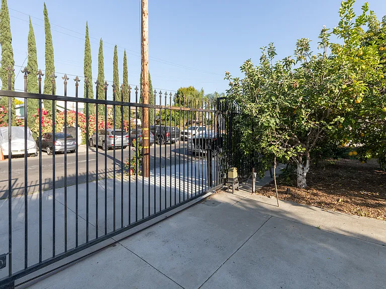 6029 Vantage Ave — Photo 40